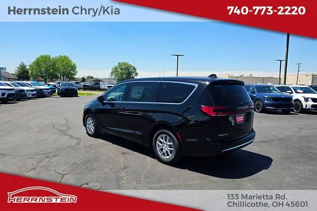 2027 Chrysler Pacifica Select photo 5