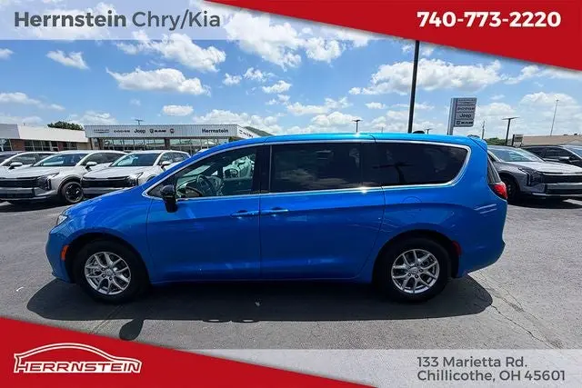 2026 Chrysler Pacifica Select photo 4