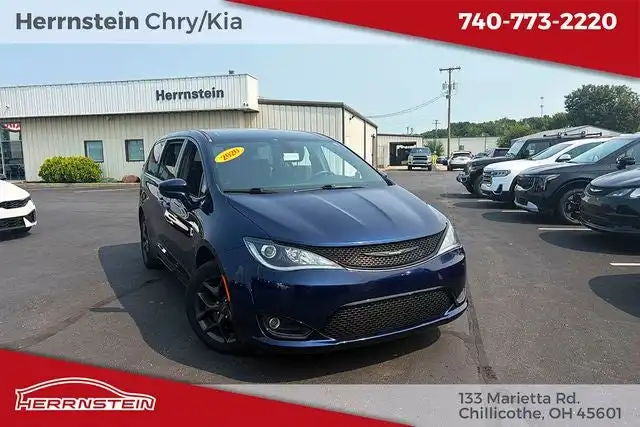 2020 Chrysler Pacifica Touring's photo