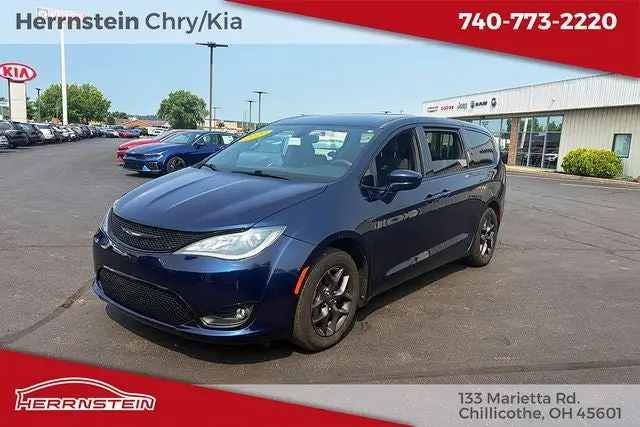 2020 Chrysler Pacifica Touring photo 3