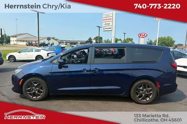 2020 Chrysler Pacifica Touring photo 4