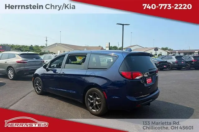 2020 Chrysler Pacifica Touring photo 5