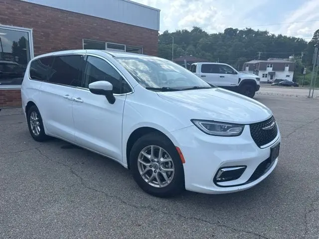 2023 Chrysler Pacifica Touring L photo 3