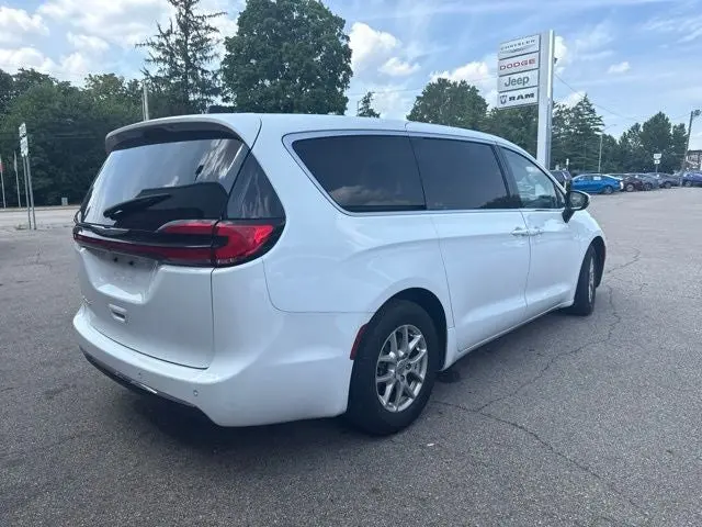 2023 Chrysler Pacifica Touring L photo 4