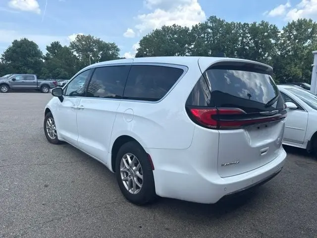 2023 Chrysler Pacifica Touring L photo 5