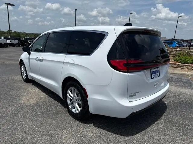 2027 Chrysler Pacifica Select photo 3