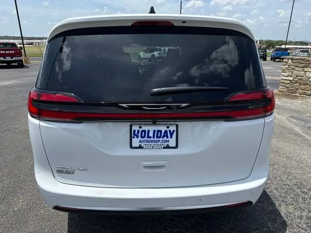 2027 Chrysler Pacifica Select photo 4