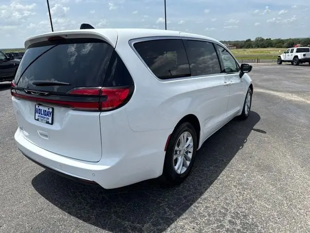 2027 Chrysler Pacifica Select photo 5