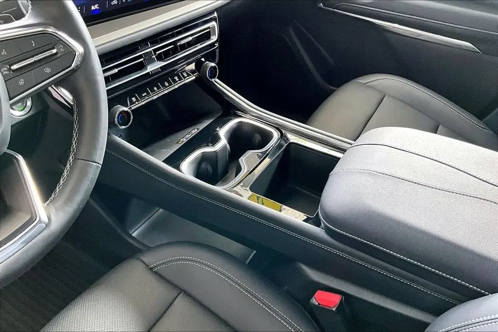 2026 Chevrolet Traverse LT FWD photo 5