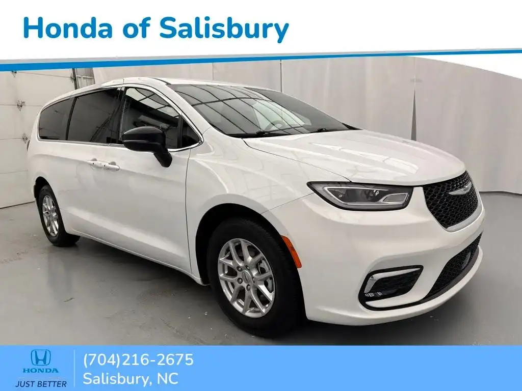 2025 Chrysler Pacifica Select's photo