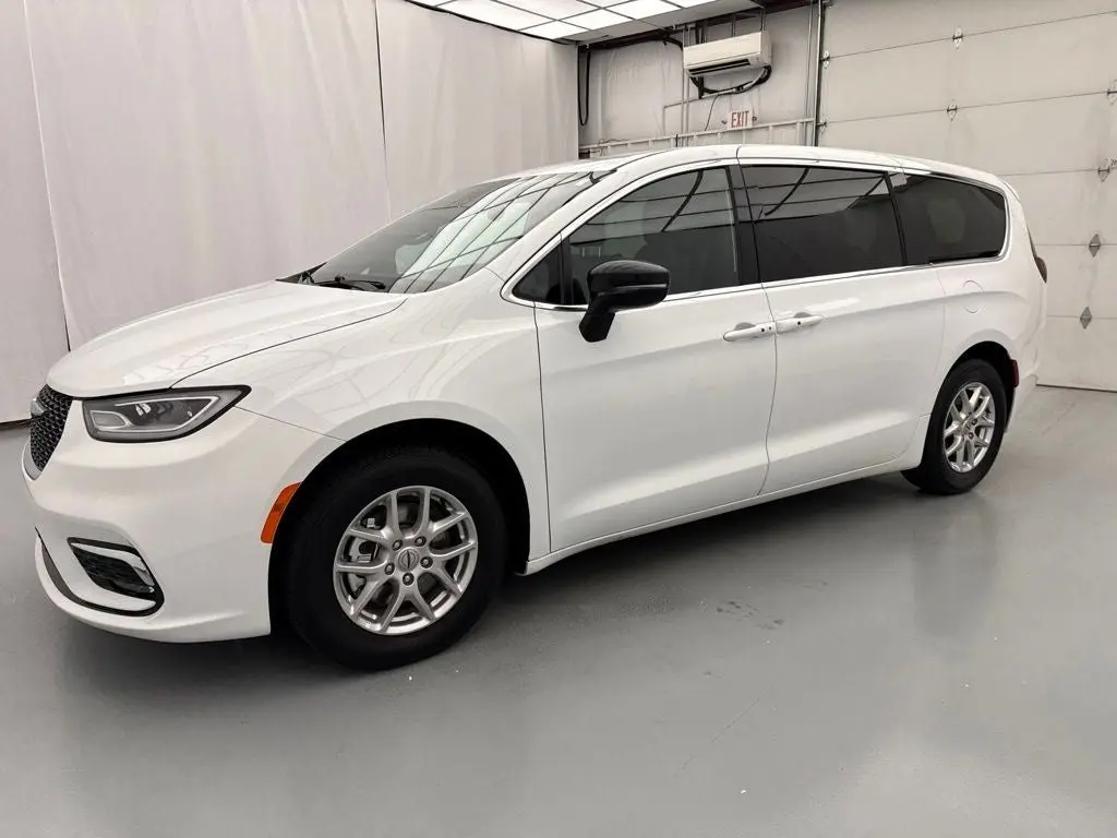 2025 Chrysler Pacifica Select photo 3