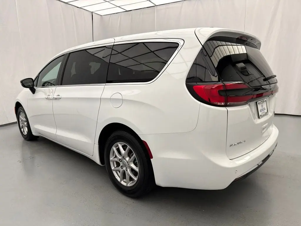 2025 Chrysler Pacifica Select photo 5
