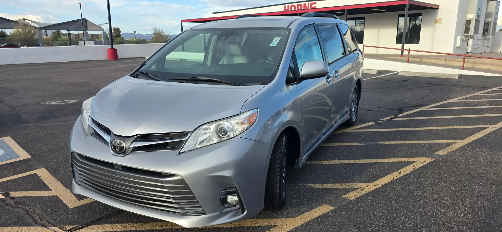 2018 Toyota Sienna XLE V6 8-Passenger's photo