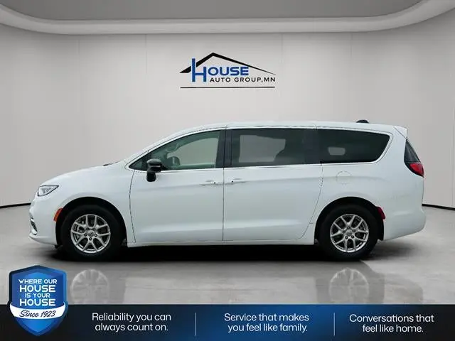 2024 Chrysler Pacifica Touring L photo 3