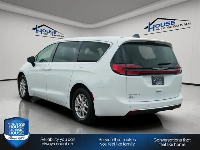 2024 Chrysler Pacifica Touring L photo 4