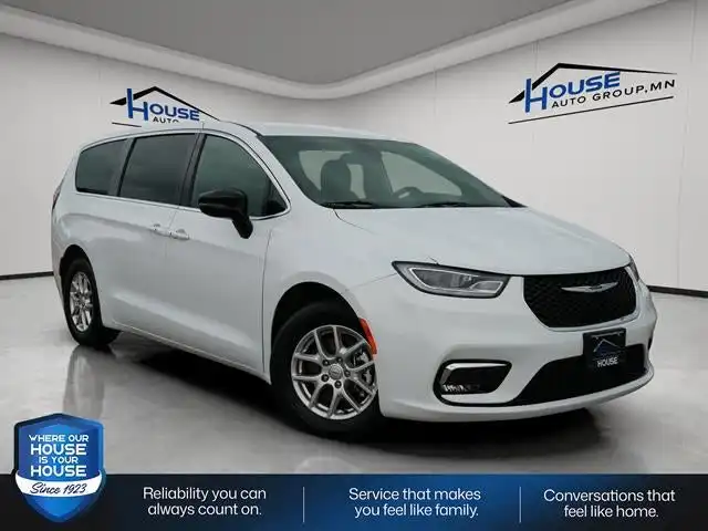 2025 Chrysler Pacifica Select's photo