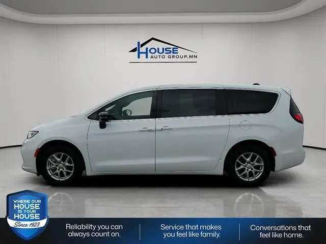 2025 Chrysler Pacifica Select photo 3