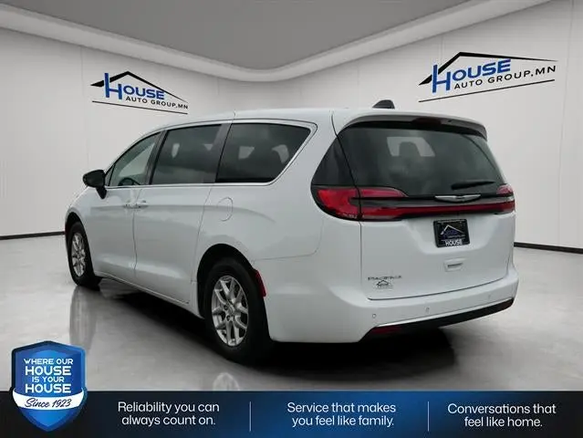 2025 Chrysler Pacifica Select photo 4