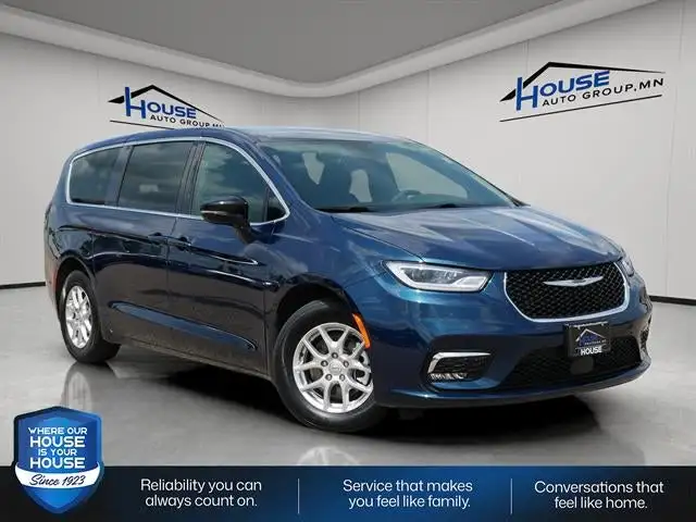 2025 Chrysler Pacifica Select's photo