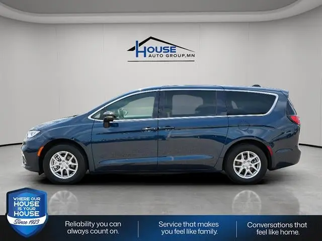 2025 Chrysler Pacifica Select photo 3
