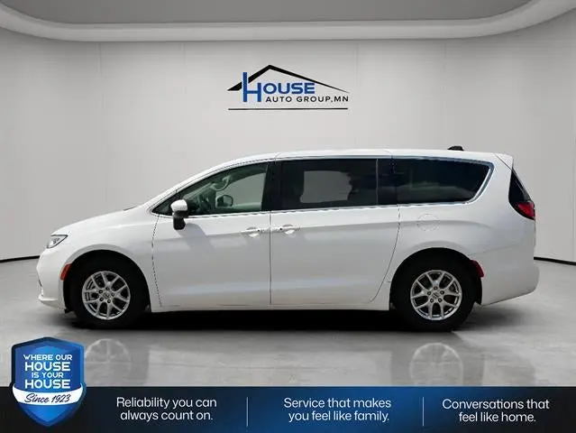 2023 Chrysler Pacifica Touring L photo 3