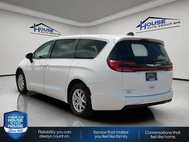 2023 Chrysler Pacifica Touring L photo 4