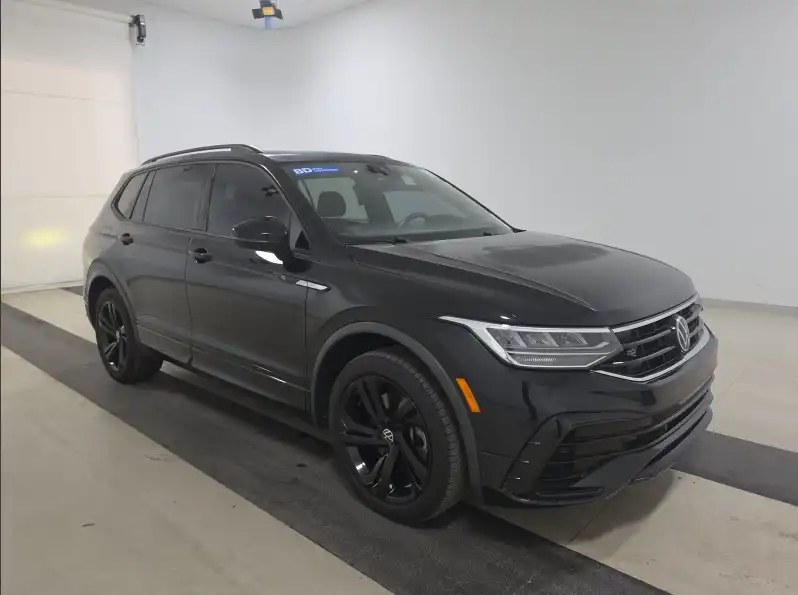 2023 Volkswagen Tiguan 2.0T SE R-Line Black's photo