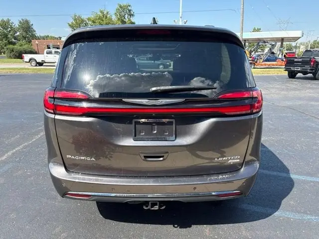 2023 Chrysler Pacifica Limited AWD photo 4