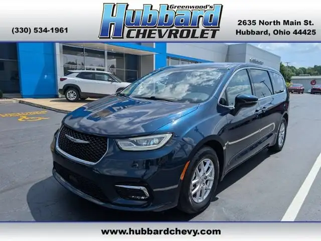2023 Chrysler Pacifica Touring L's photo