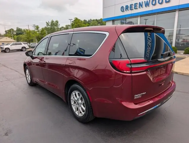 2023 Chrysler Pacifica Touring L photo 3