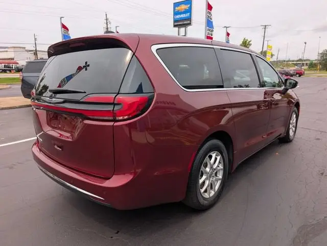 2023 Chrysler Pacifica Touring L photo 5