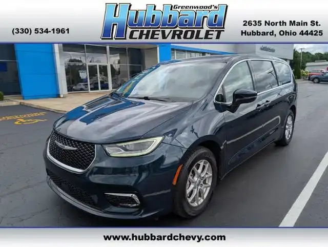 2023 Chrysler Pacifica Touring L's photo