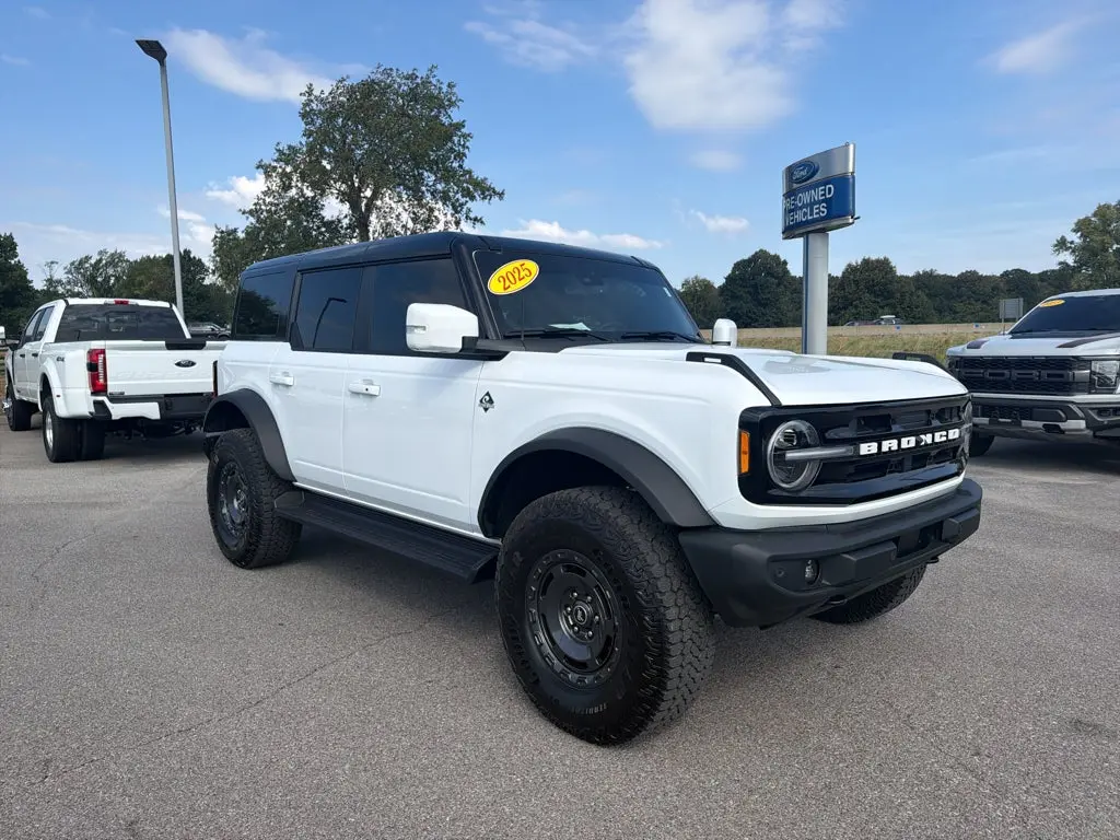 2025 Ford Bronco Outer Banks 4WD photo 3