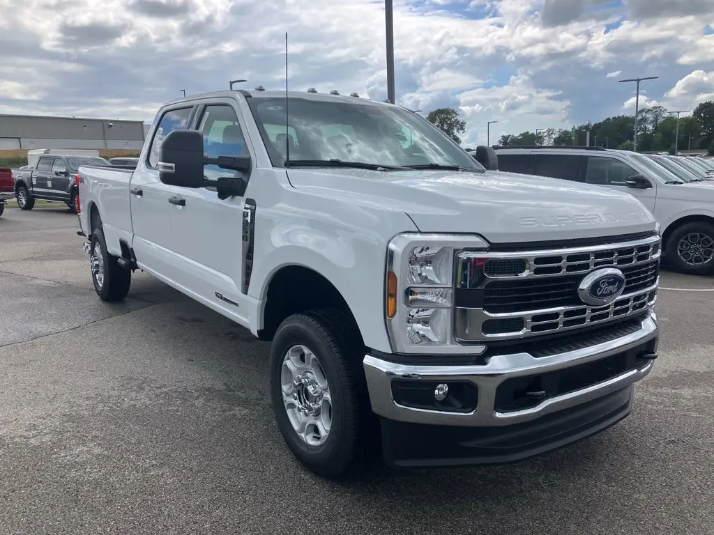2026 Ford F-350 XLT 4WD Crew Cab SRW 8' Box photo 3