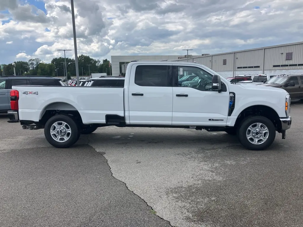 2026 Ford F-350 XLT 4WD Crew Cab SRW 8' Box photo 4