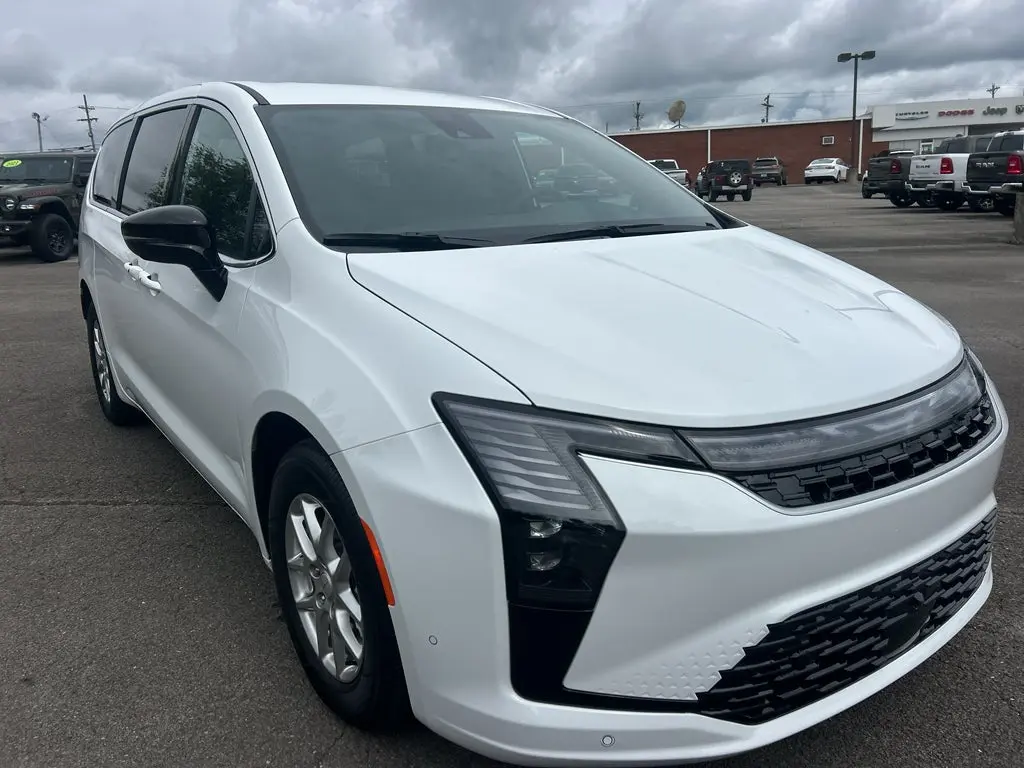 2027 Chrysler Pacifica Select photo 3