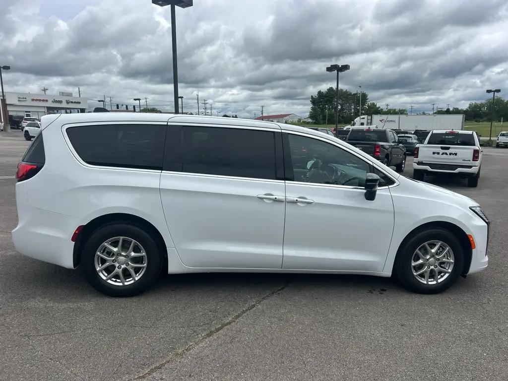2027 Chrysler Pacifica Select photo 4