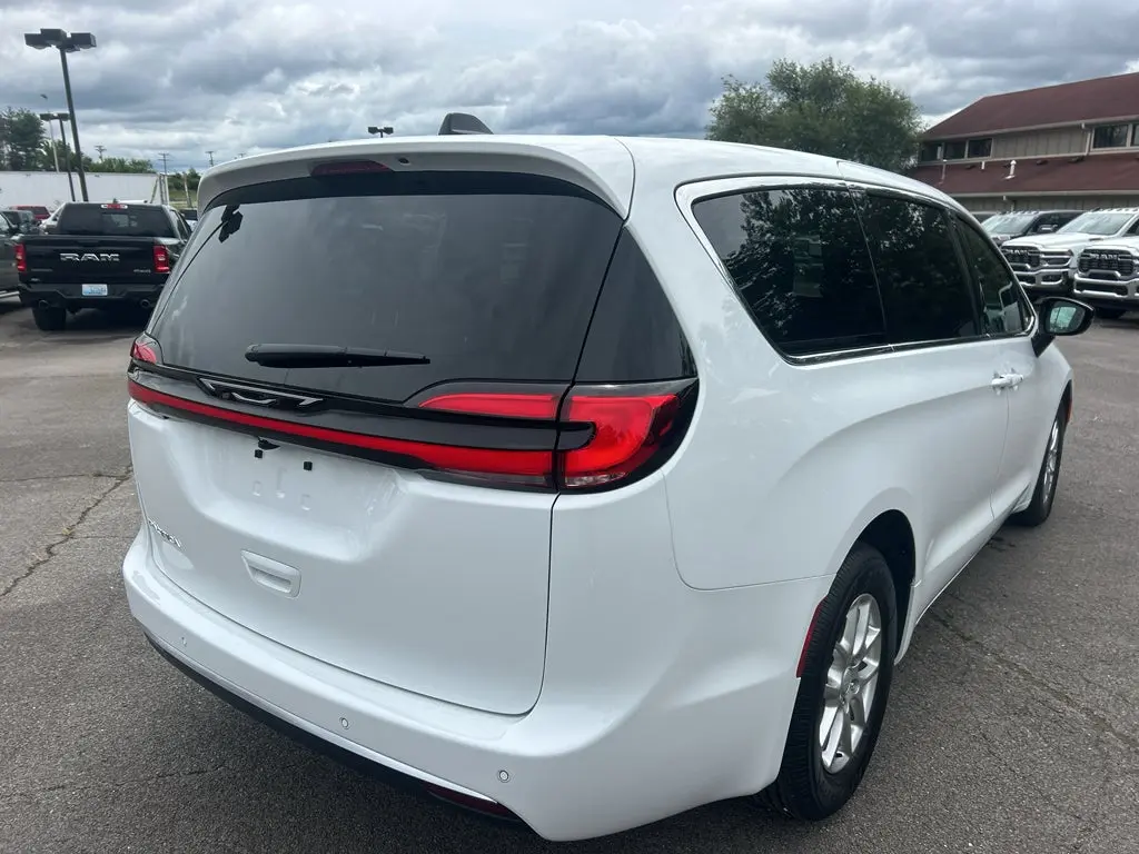 2027 Chrysler Pacifica Select photo 5
