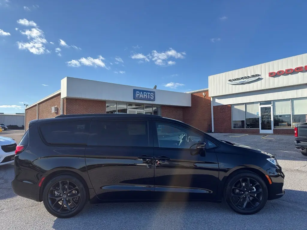 2026 Chrysler Pacifica Select photo 4