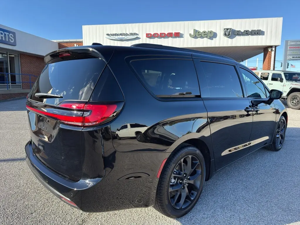 2026 Chrysler Pacifica Select photo 5