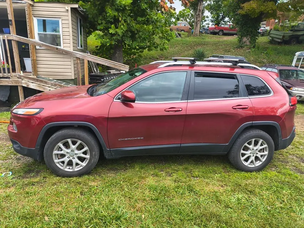 2014 Jeep Cherokee Latitude 4WD photo 3
