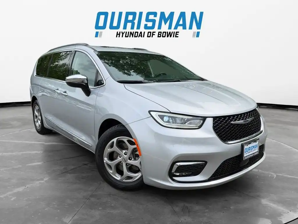 2023 Chrysler Pacifica Limited's photo