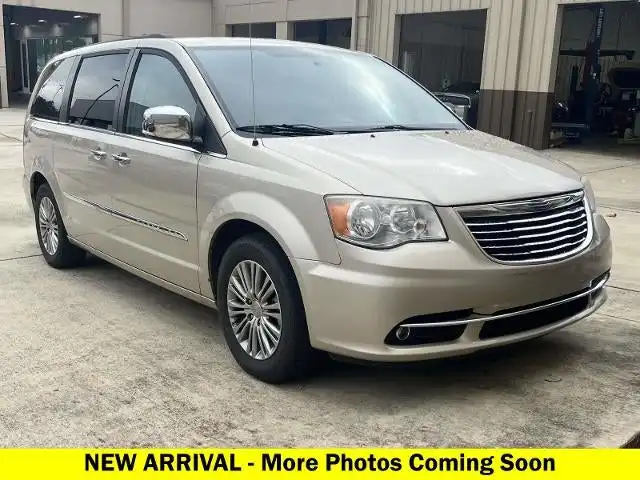 2014 Chrysler Town & Country Touring-L's photo