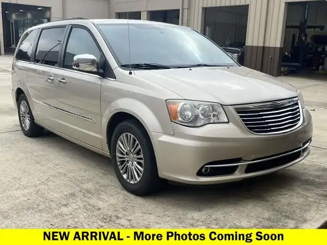 2014 Chrysler Town & Country Touring-L's photo
