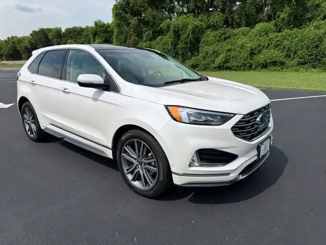 2019 Ford Edge Titanium's photo