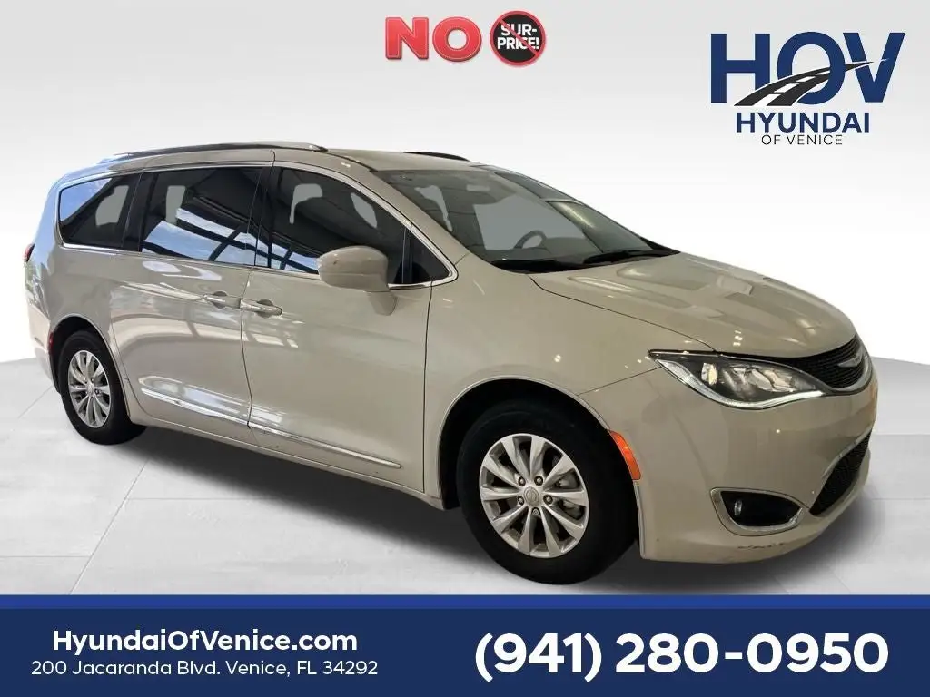 2019 Chrysler Pacifica Touring L photo 1