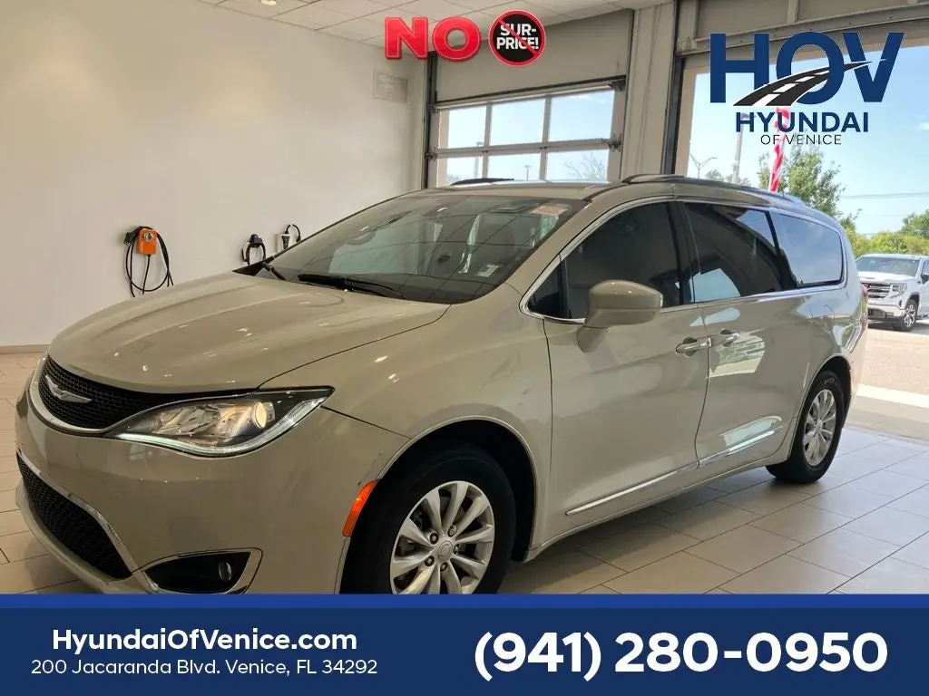 2019 Chrysler Pacifica Touring L photo 3