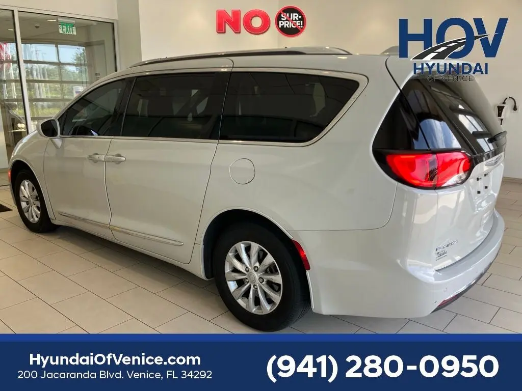 2019 Chrysler Pacifica Touring L photo 4