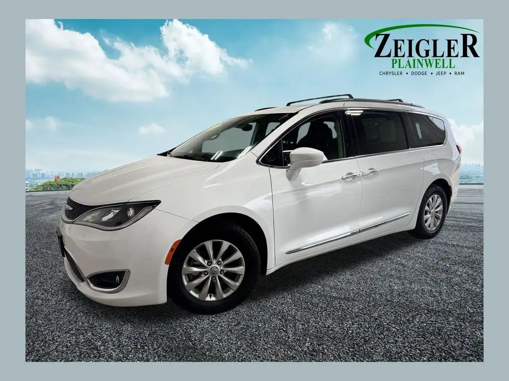 2017 Chrysler Pacifica Touring-L photo 1