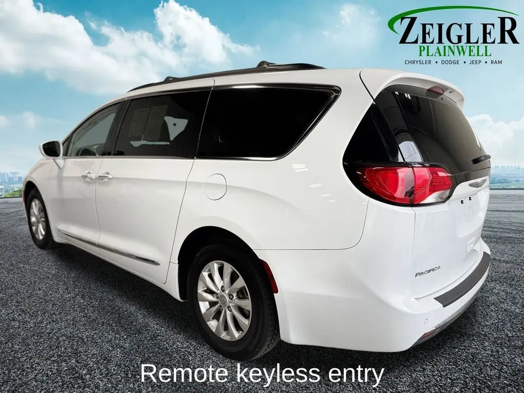 2017 Chrysler Pacifica Touring-L photo 3